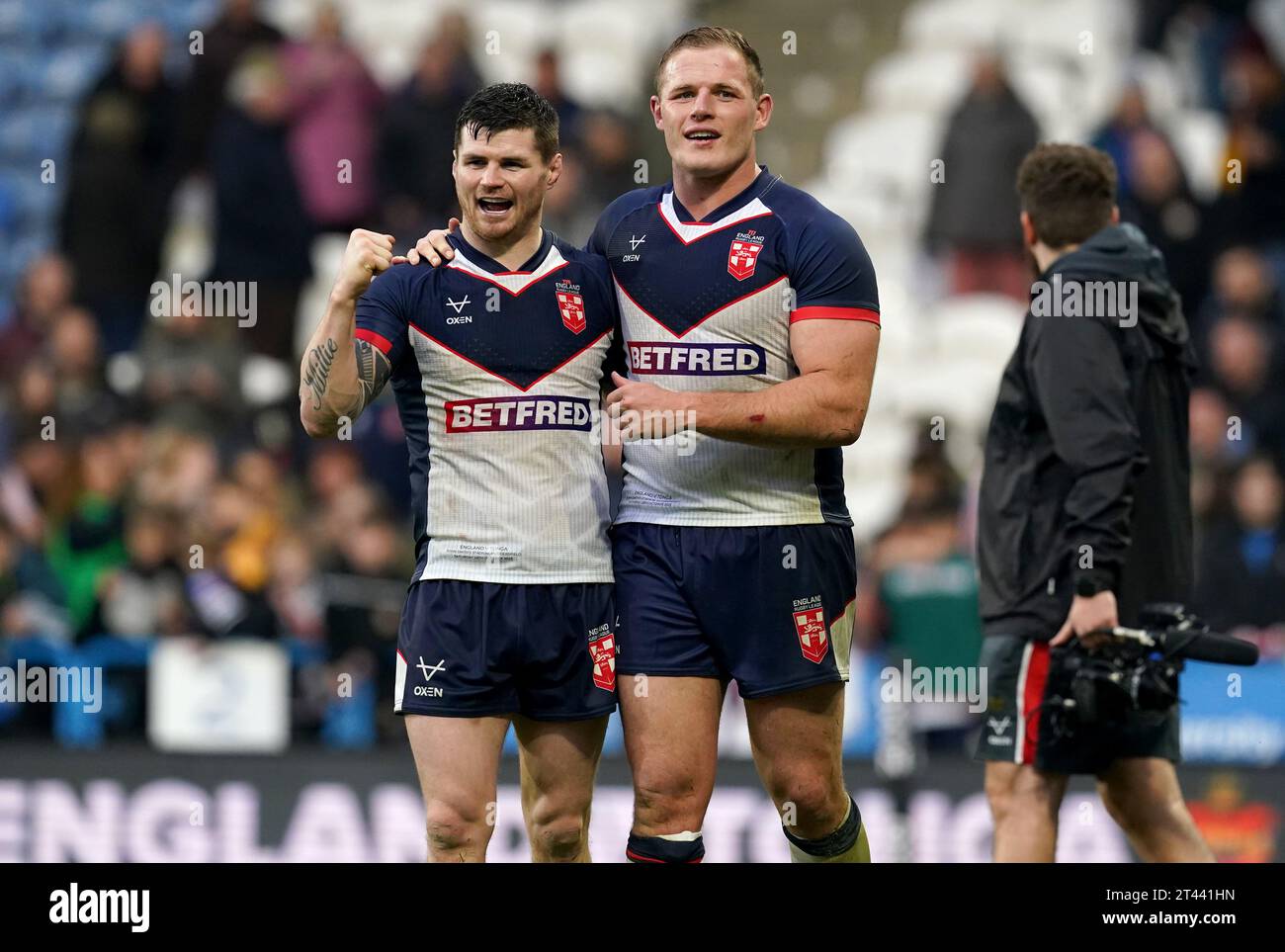 England's John Bateman (left) and Tom Burgess celebrate after the International Test Series match at John Smith's Stadium, Huddersfield. Picture date: Saturday October 28, 2023. Stock Photo