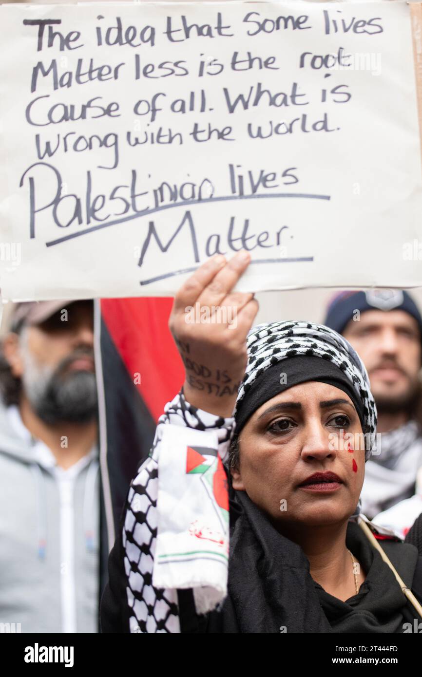 Manchester, UK. 28th Oct 2023. Thousands of pro-Palestine protesters gathered for a mass demonstration in Manchester UK. Protesters marched from St Peter's Square in the city centre.Flags and banners were held aloft and flares were let off. Speeches were given at St Peter's Square before and after the circular march. Picture: garyroberts/worldwidefeatures.com Credit: GaryRobertsphotography/Alamy Live News Stock Photo