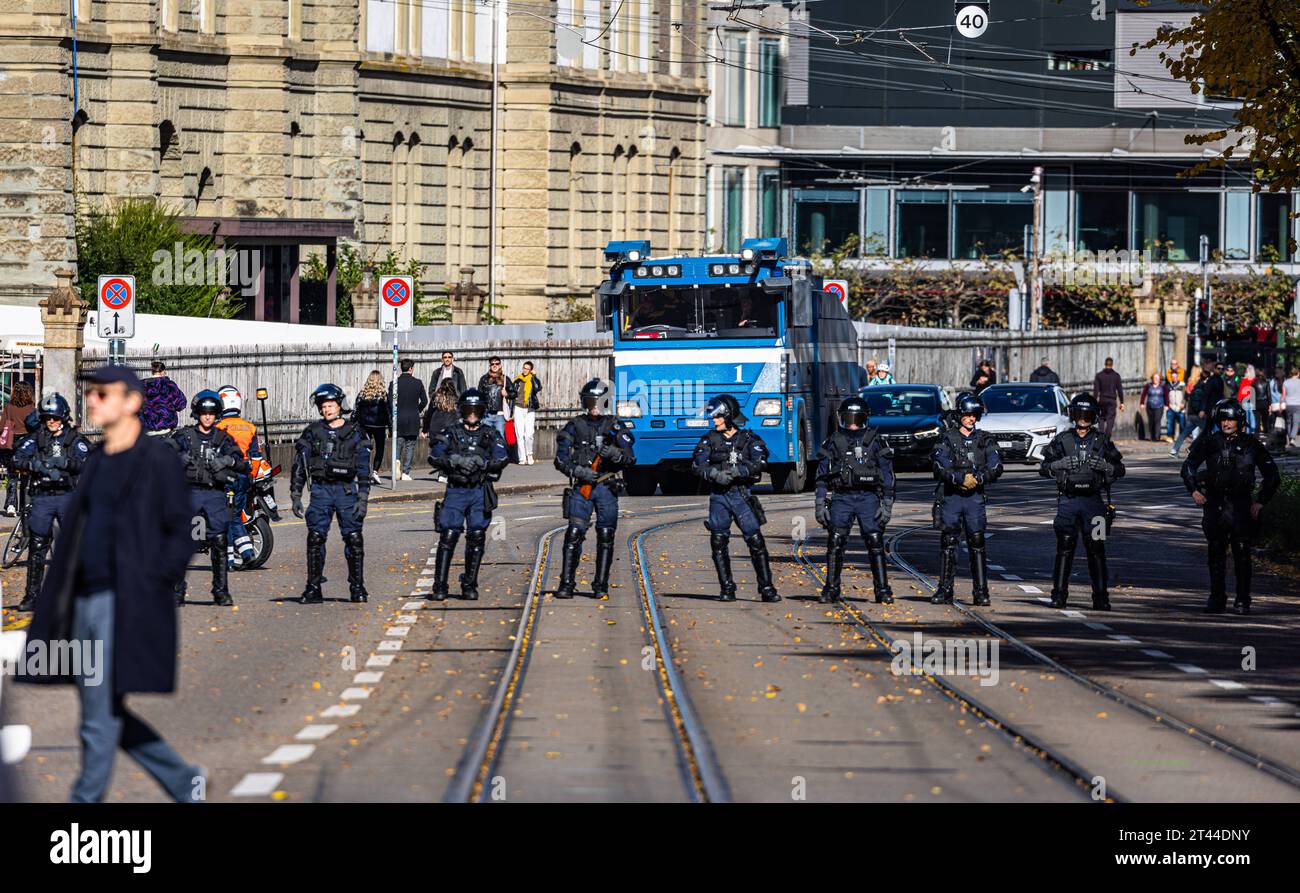 Zürich: Pro-Palästinensische Demonstration Zahlreiche Strasse in der Zürcher Innenstadt wurden von einem verhältnismässig kleinen Polizeiaufgebot abgeriegelt. Hier im Bild die Kasernenstrasse. Zürich, Schweiz, 28.10.2023 *** Zurich Pro Palestinian Demonstration Numerous streets in downtown Zurich were cordoned off by a relatively small police force Here in the picture the Kasernenstrasse Zurich, Switzerland, 28 10 2023 Credit: Imago/Alamy Live News Stock Photo