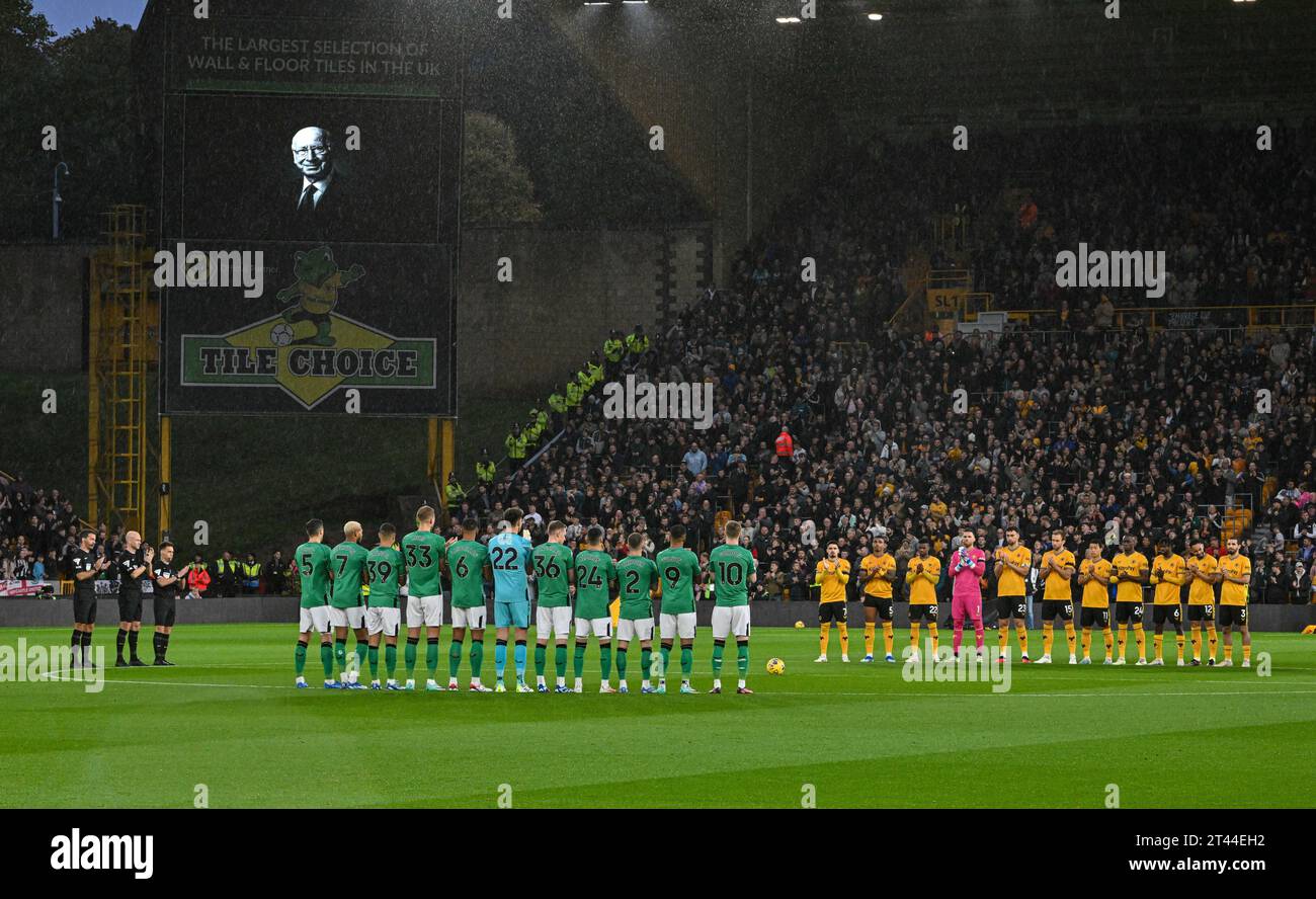 28th October 2023; Molineux Stadium, Wolverhampton, West Midlands, England; Premier League Football, Wolverhampton Wanderers versus Newcastle United; Team line up to honour Bobby Charlton and Bill Kenwright passing Stock Photo