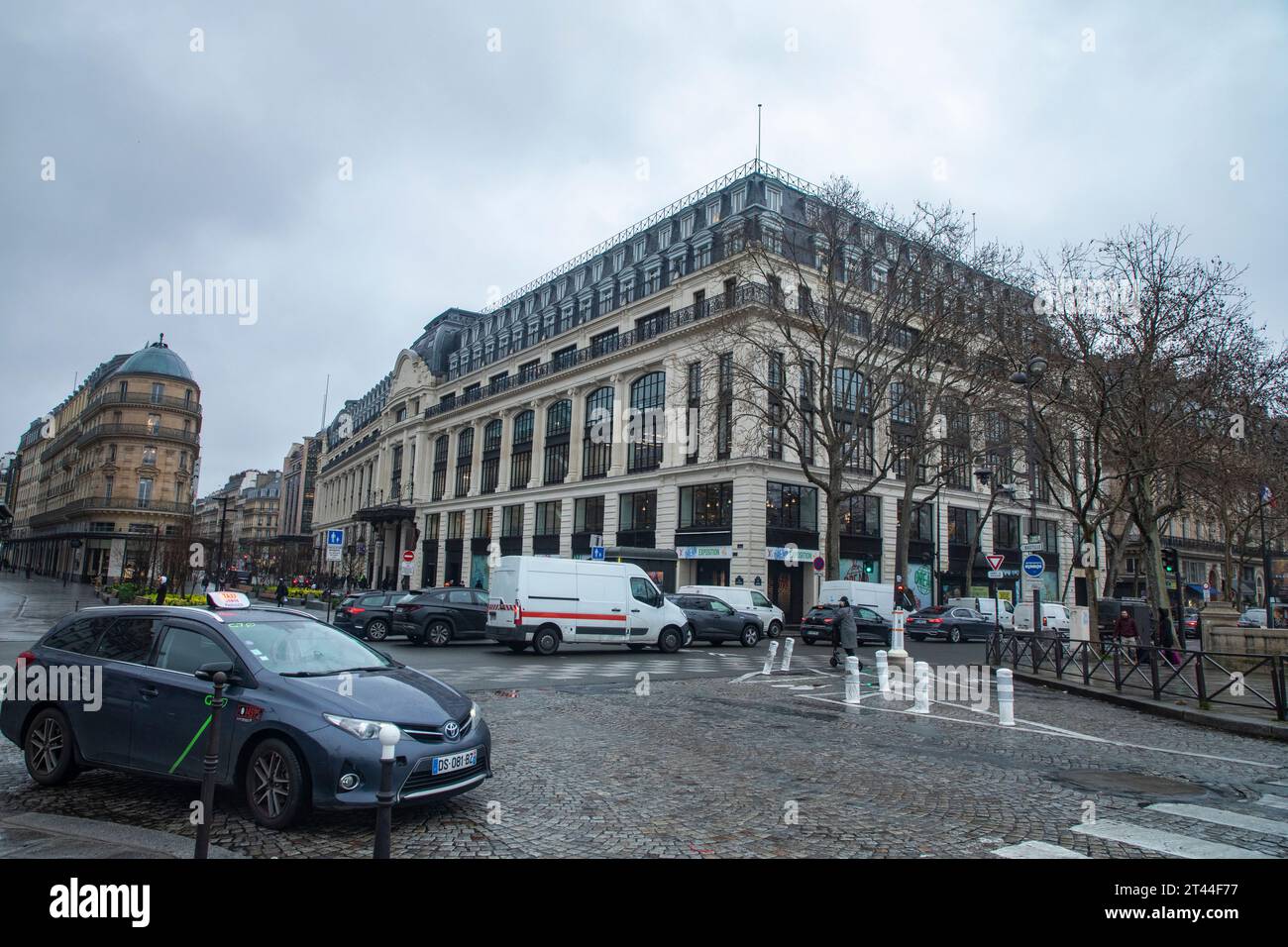 A stunning cityscape of Paris, France, showcasing its iconic ...
