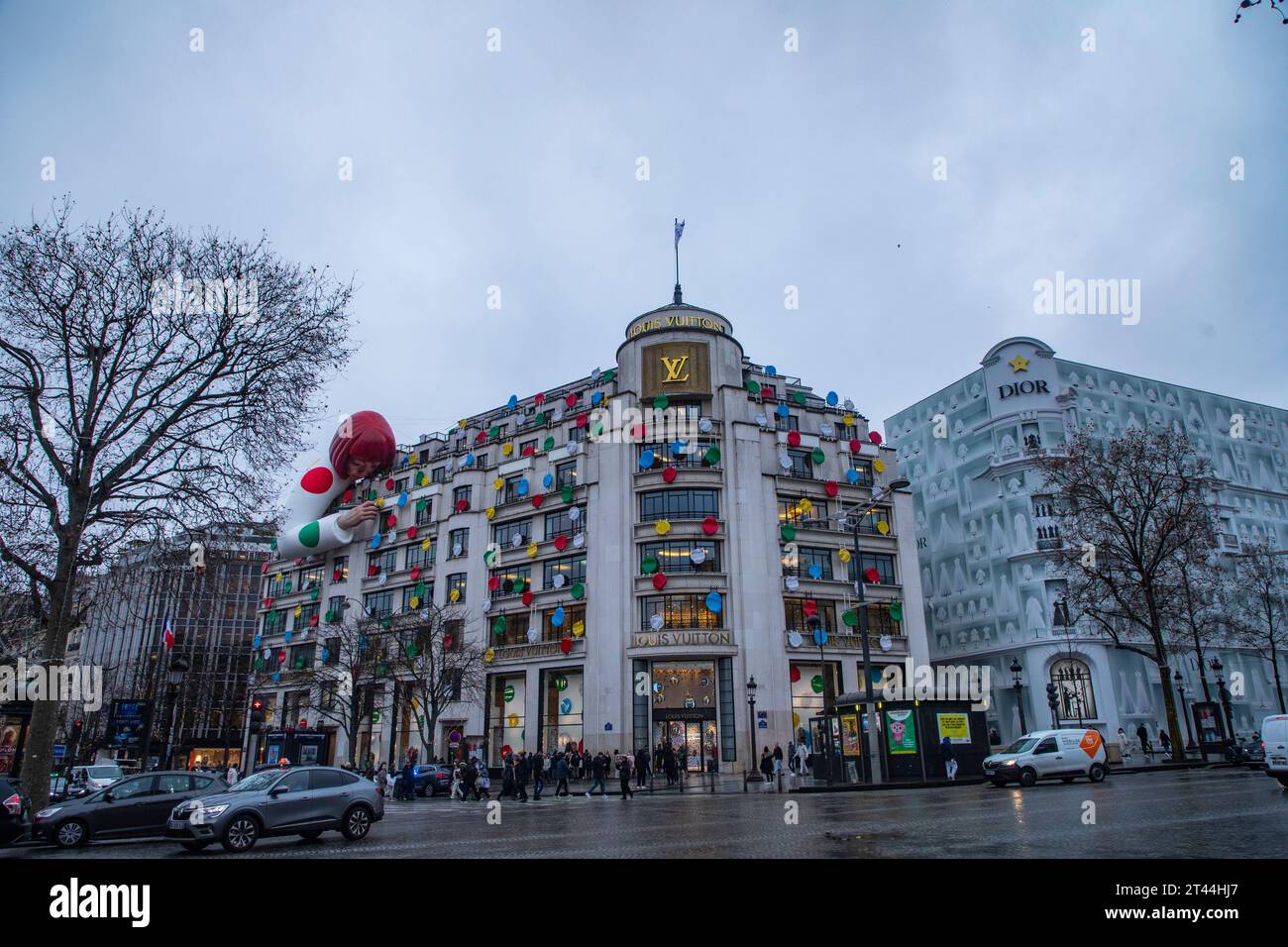 The gigantic Yayoi Kusama in front of the Louis Vuitton