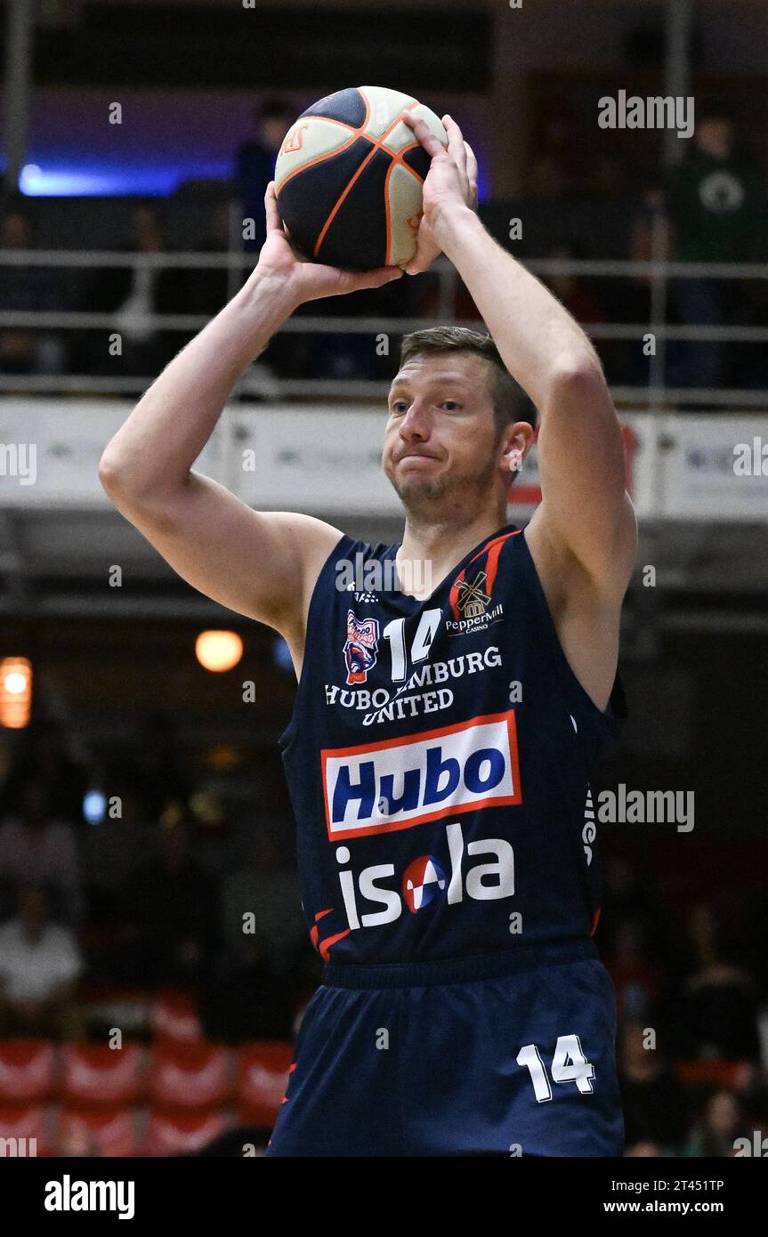 Aalst, Belgium. 28th Oct, 2023. Limburg's Maxime De Zeeuw controls the