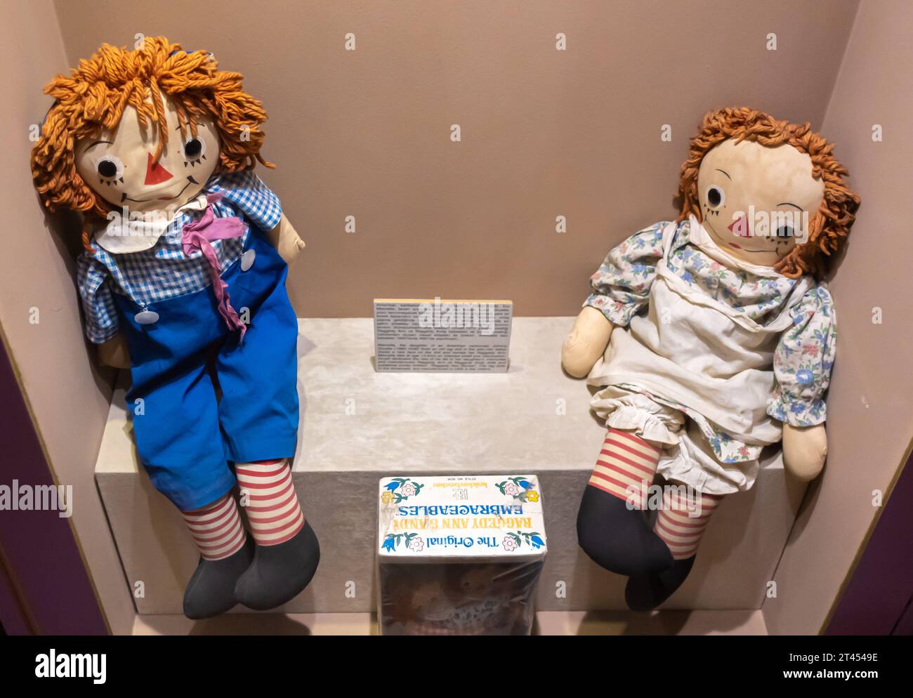 Raggedy ann dolls hi-res stock photography and images - Alamy
