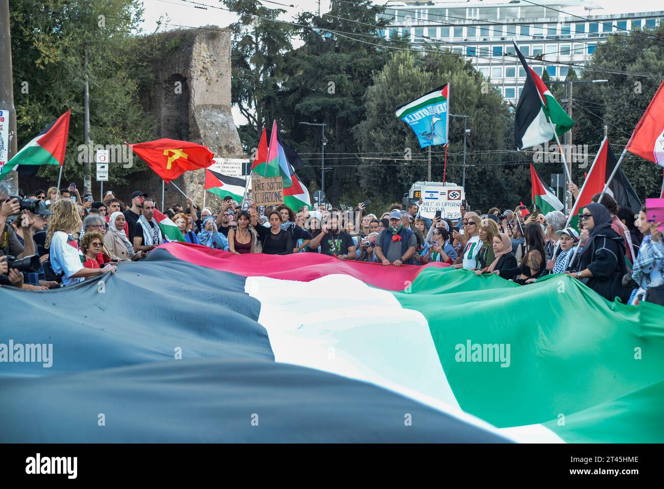 Roma, corteo di oltre 20.000 a sostegno della Palestina 28/10/2023 Stock Photo