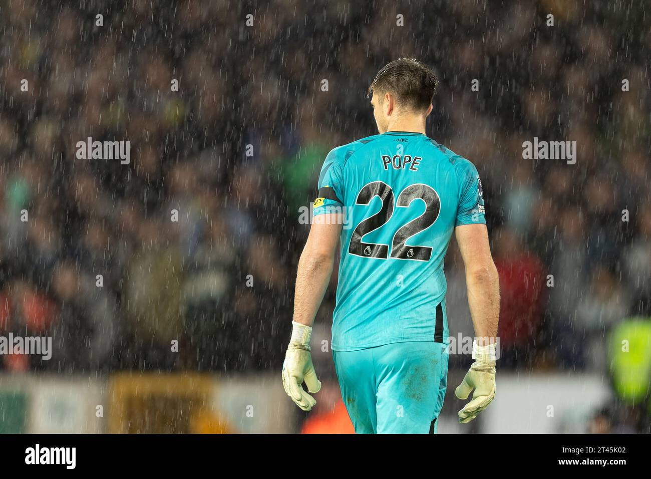 Nick Pope, goalkeeper of Newcastle during the Premier League match between Wolverhampton Wanderers and Newcastle United at Molineux, Wolverhampton on Saturday 28th October 2023. (Photo: Gustavo Pantano | MI News) Credit: MI News & Sport /Alamy Live News Stock Photo