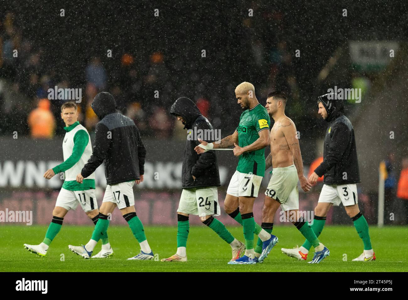 Players of Newcastle leave the pitch after the Premier League match between Wolverhampton Wanderers and Newcastle United at Molineux, Wolverhampton on Saturday 28th October 2023. (Photo: Gustavo Pantano | MI News) Credit: MI News & Sport /Alamy Live News Stock Photo