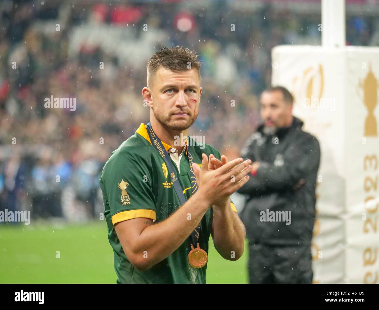 Saint Denis, Paris, France. 28th Oct, 2023. Stade de France, Saint-Denis, Paris, France, September 10th 2023: Handre Pollard (10 - South Africa) celebrates and thanks the fans as South Africa win and become four time World Champions after the Rugby World Cup 2023 Final between New Zealand and South Africa at Stade de France, Saint-Denis, Paris, France on Saturday 28th October 2023 (Claire Jeffrey/SPP) Credit: SPP Sport Press Photo. /Alamy Live News Stock Photo