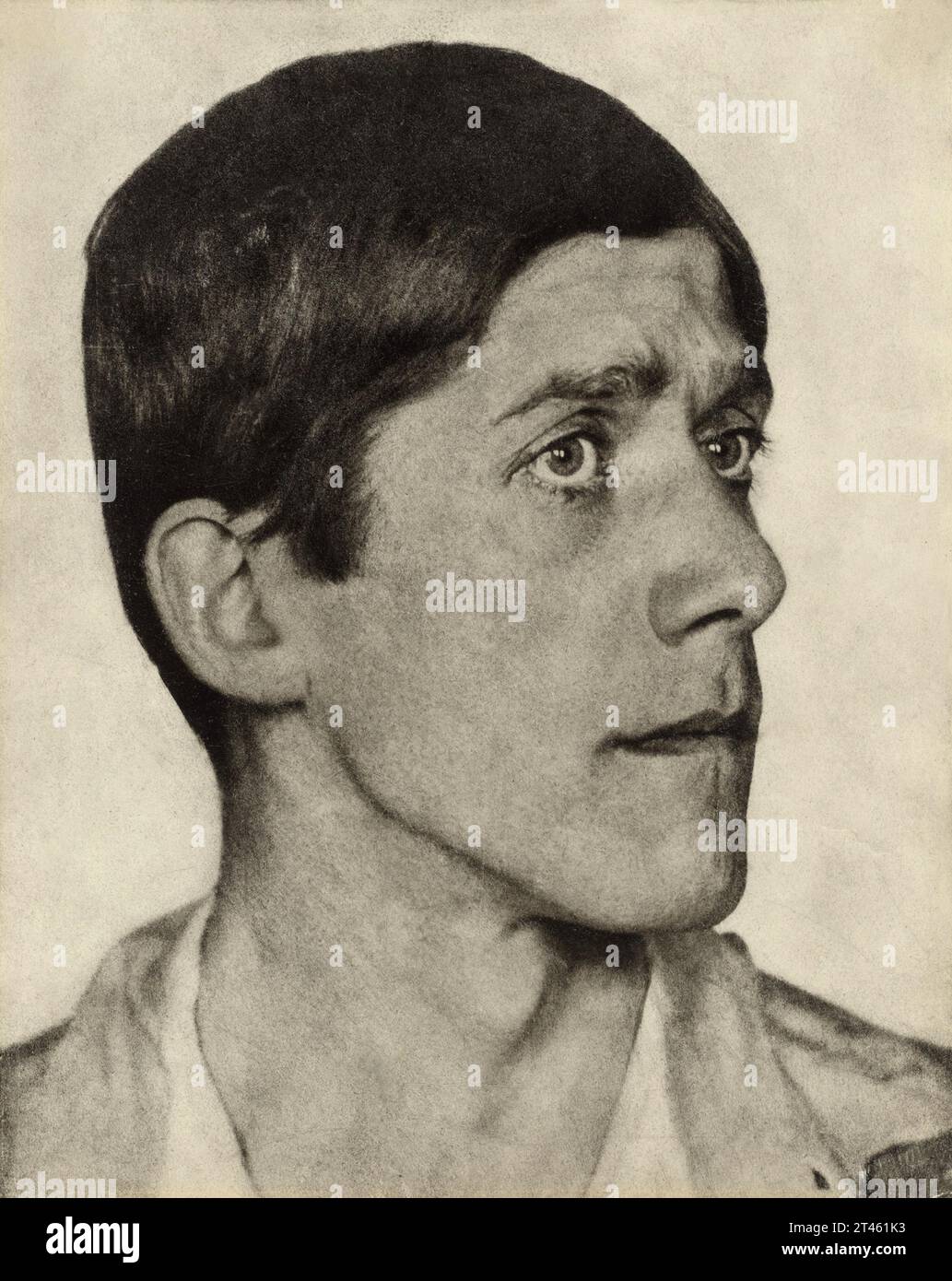 1919 , AUSTRIA : The celebrated austrian EXPRESSIONIST painter, poet and dramatist OSKAR KOKOSCHKA ( 1886 - 1980 ). Portrait by german photographer Hugo Erfurth ( 1874 - 1948 ) . - HISTORY - FOTO STORICHE  - ESPRESSIONISMO - ESPRESSIONISTA - EXPRESSIONISM - ARTS - ARTE - PITTURA - painting - PITTORE - artist - artista - portrait - ritratto - tie  box - cravatta papillon - collar - colletto  - DRAMMATURGO - TEATRO - THEATRE - POESIA - POETRY - POETA --- ARCHIVIO GBB Stock Photo