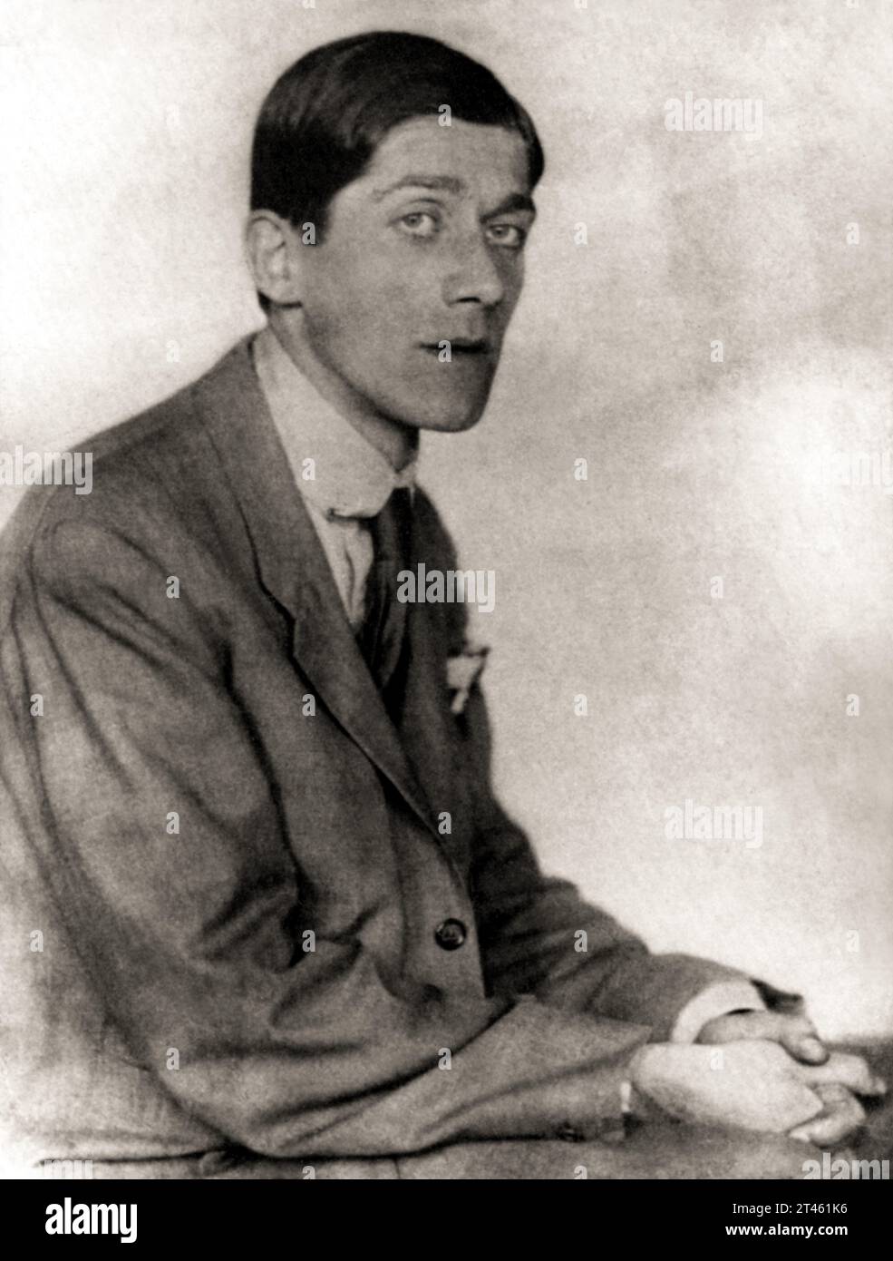 1919 , AUSTRIA : The celebrated austrian EXPRESSIONIST painter, poet and dramatist OSKAR KOKOSCHKA ( 1886 - 1980 ). Portrait by german photographer Hugo Erfurth ( 1874 - 1948 ) . - HISTORY - FOTO STORICHE  - ESPRESSIONISMO - ESPRESSIONISTA - EXPRESSIONISM - ARTS - ARTE - PITTURA - painting - PITTORE - artist - artista - portrait - ritratto - tie   - cravatta - collar - colletto  - DRAMMATURGO - TEATRO - THEATRE - POESIA - POETRY - POETA --- ARCHIVIO GBB Stock Photo