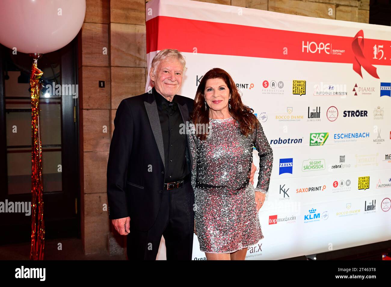 Claudia Wenzel mit Ehemann Rüdiger Joswig bei der 15. Hope Gala 2023 im Schauspielhaus. Dresden, 28.10.2023 Stock Photo