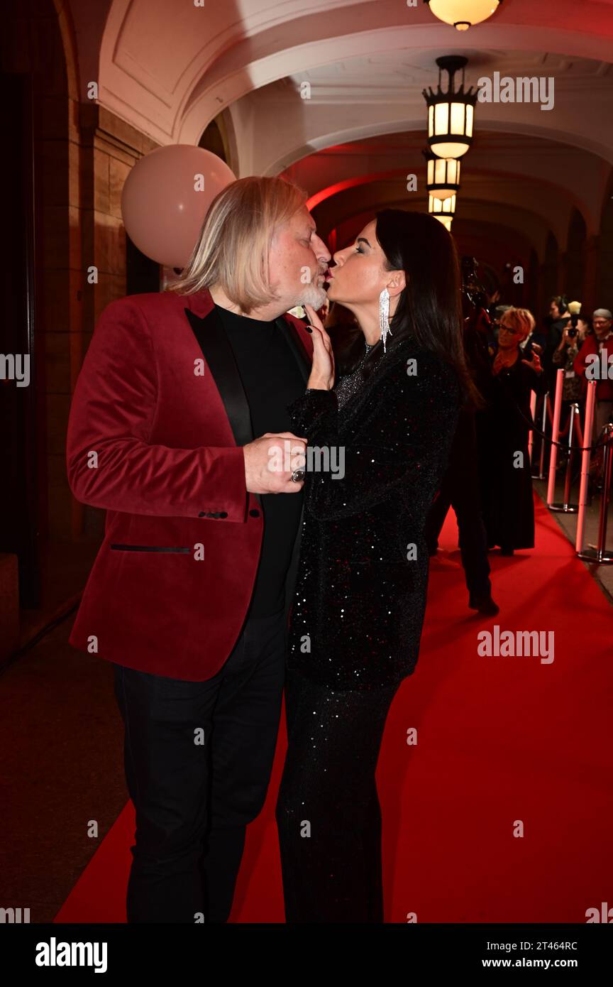 Frank Kessler mit Ehefrau Doreen bei der 15. Hope Gala 2023 im Schauspielhaus. Dresden, 28.10.2023 Stock Photo