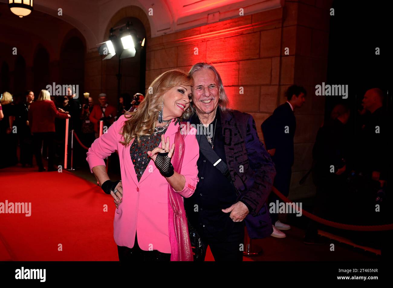 Petra Zieger mit Ehemann Peter Taudte bei der 15. Hope Gala 2023 im Schauspielhaus. Dresden, 28.10.2023 Stock Photo