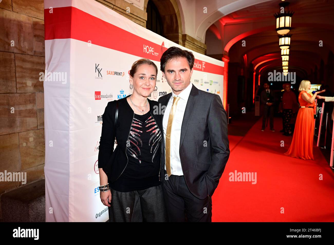 Lenn Kudrjawizki und Ehefrau Nora Kudrjawizki bei der 15. Hope Gala 2023 im Schauspielhaus. Dresden, 28.10.2023 Stock Photo