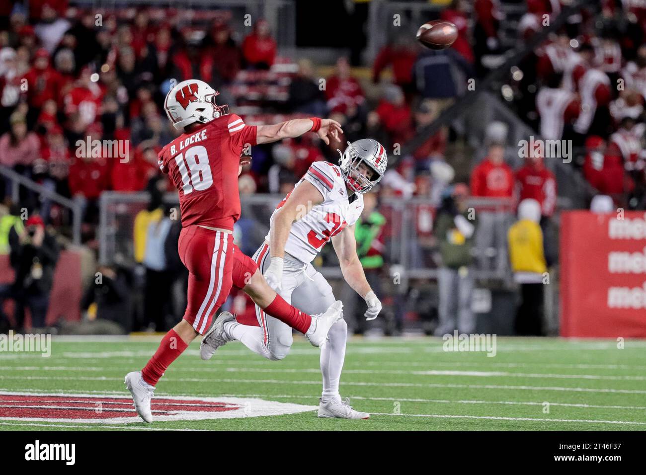 Madison, Wisconsin, USA. 28th Oct, 2023. Wisconsin Badgers Quarterback ...