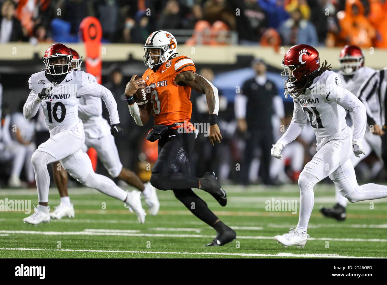 Oklahoma State running back Ollie Gordon II (0) runs past Cincinnati