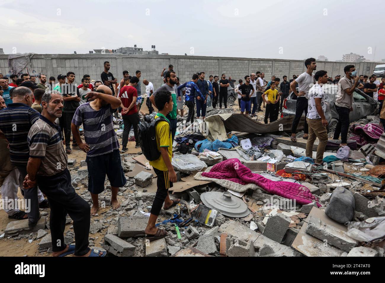 Rafah, Palestinian Territories. 29th Oct, 2023. Palestinians inspect the destroyed house belonging to the Al-Maghari family after an Israeli airstrike on Rafah, southern of the Gaza Strip. Credit: Abed Rahim Khatib/dpa/Alamy Live News Stock Photo