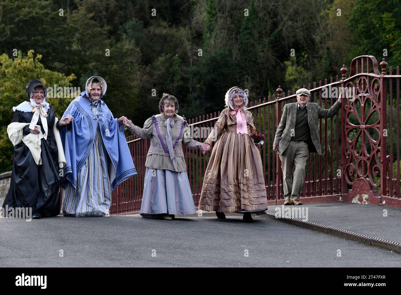 Girls in fancy dress hi res stock photography and images Page 8 Alamy