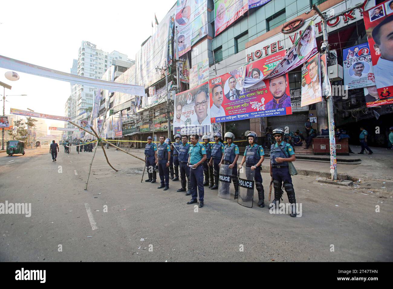 Bangladesch nach den Ausschreitungen mit Todesfällen Bangladesh s Criminal Investigation Department CID unit gather along a street as they inspect a protest site after Bangladesh Nationalist party BNP activists held a rally amid the ongoing nationwide strike in Dhaka on October 29, 2023. More than 100,000 supporters of two major Bangladesh opposition parties rallied on October 28, to demand Prime Minister Sheikh Hasina step down to allow a free and fair vote under a neutral government. Both BNP and Jamaat-e-Islami called for a nationwide strike on October 29, to protest the violence. At leas Stock Photo