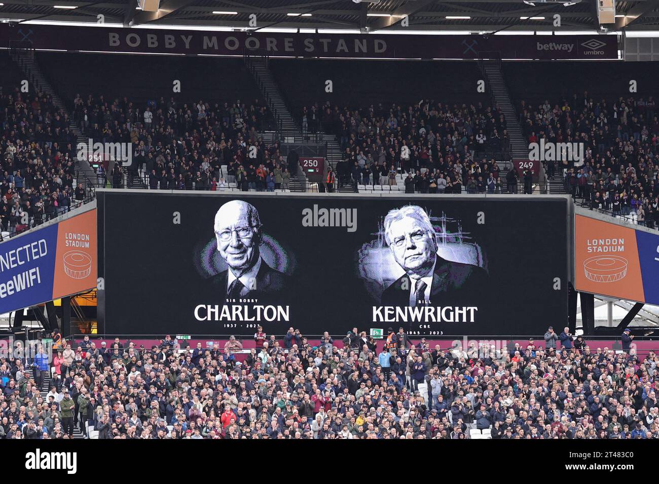 London, UK. 29th Oct, 2023. The fans in London Stadium applaud in respect of Sir Bobby Charlton and Bill Kenwright during the Premier League match West Ham United vs Everton at London Stadium, London, United Kingdom, 29th October 2023 (Photo by Mark Cosgrove/News Images) in London, United Kingdom on 10/29/2023. (Photo by Mark Cosgrove/News Images/Sipa USA) Credit: Sipa USA/Alamy Live News Stock Photo