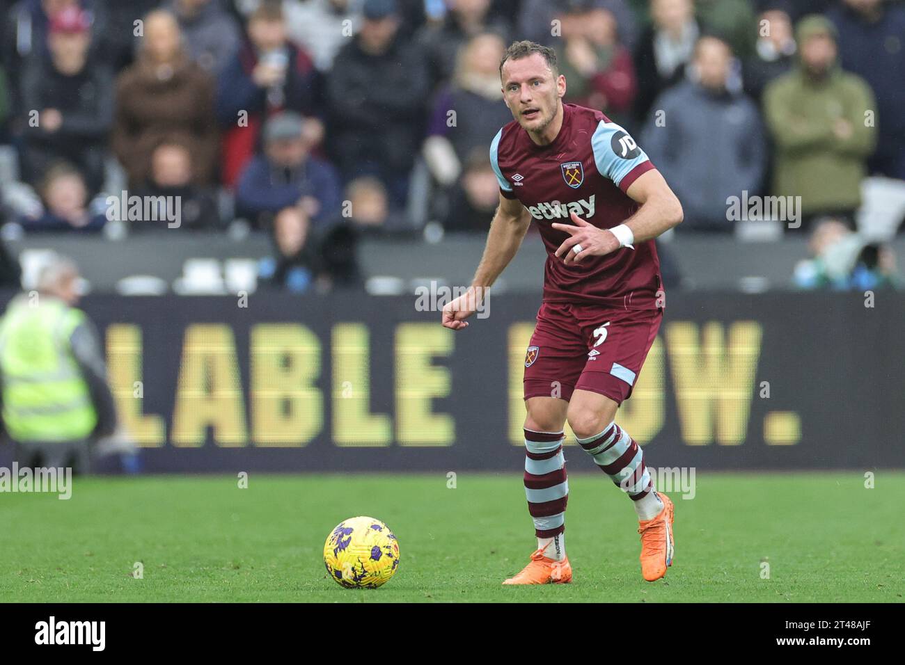 Vladimír Coufal #5 of West Ham United looks on for a pass during the Premier League match West Ham United vs Everton at London Stadium, London, United Kingdom, 29th October 2023  (Photo by Mark Cosgrove/News Images) Stock Photo