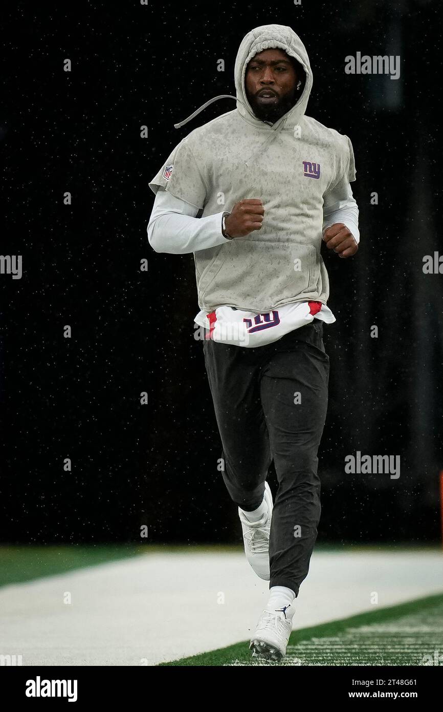 New York Giants quarterback Tyrod Taylor (2) warms up before an NFL ...