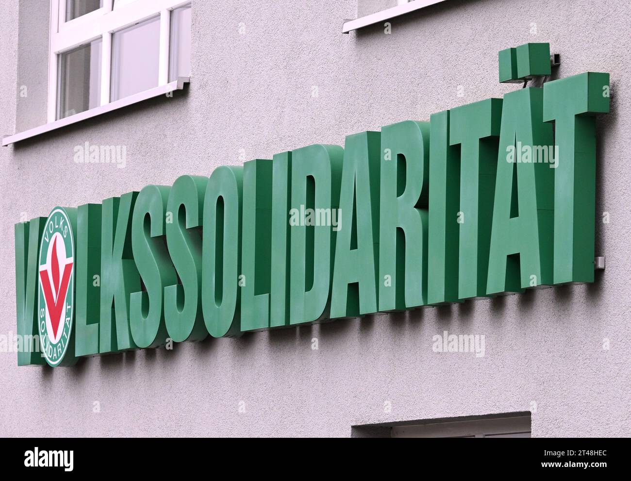 Berlin, Germany. 27th Oct, 2023. The lettering 'Volkssolidarität' on a house facade. Credit: Soeren Stache/dpa/Alamy Live News Stock Photo
