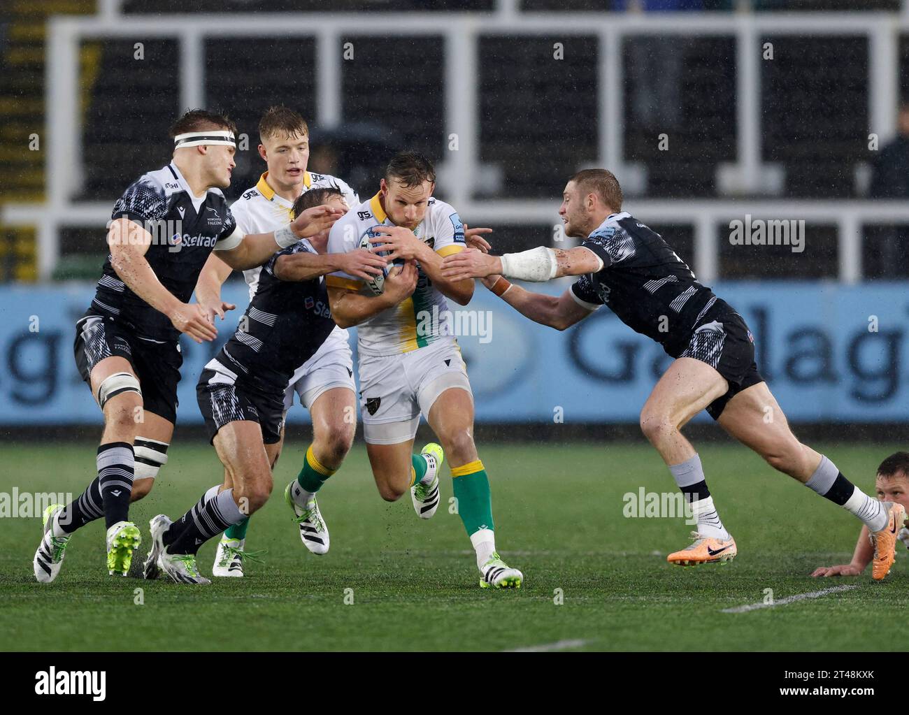 Northampton Saints' Rory Hutchinson powers through during the Gallagher Premiership match at Kingston Park, Newcastle upon Tyne. Picture date: Sunday October 29, 2023. Stock Photo