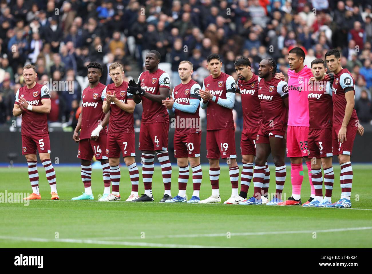 London, UK. 29th Oct, 2023. West Ham United players line up to applaud in remembrance of the late Sir Bobby Charlton and Bill Kenwright before the Premier League match between West Ham United and Everton at the London Stadium, Queen Elizabeth Olympic Park, London, England on 29 October 2023. Photo by Josh Smith. Editorial use only, license required for commercial use. No use in betting, games or a single club/league/player publications. Credit: UK Sports Pics Ltd/Alamy Live News Stock Photo