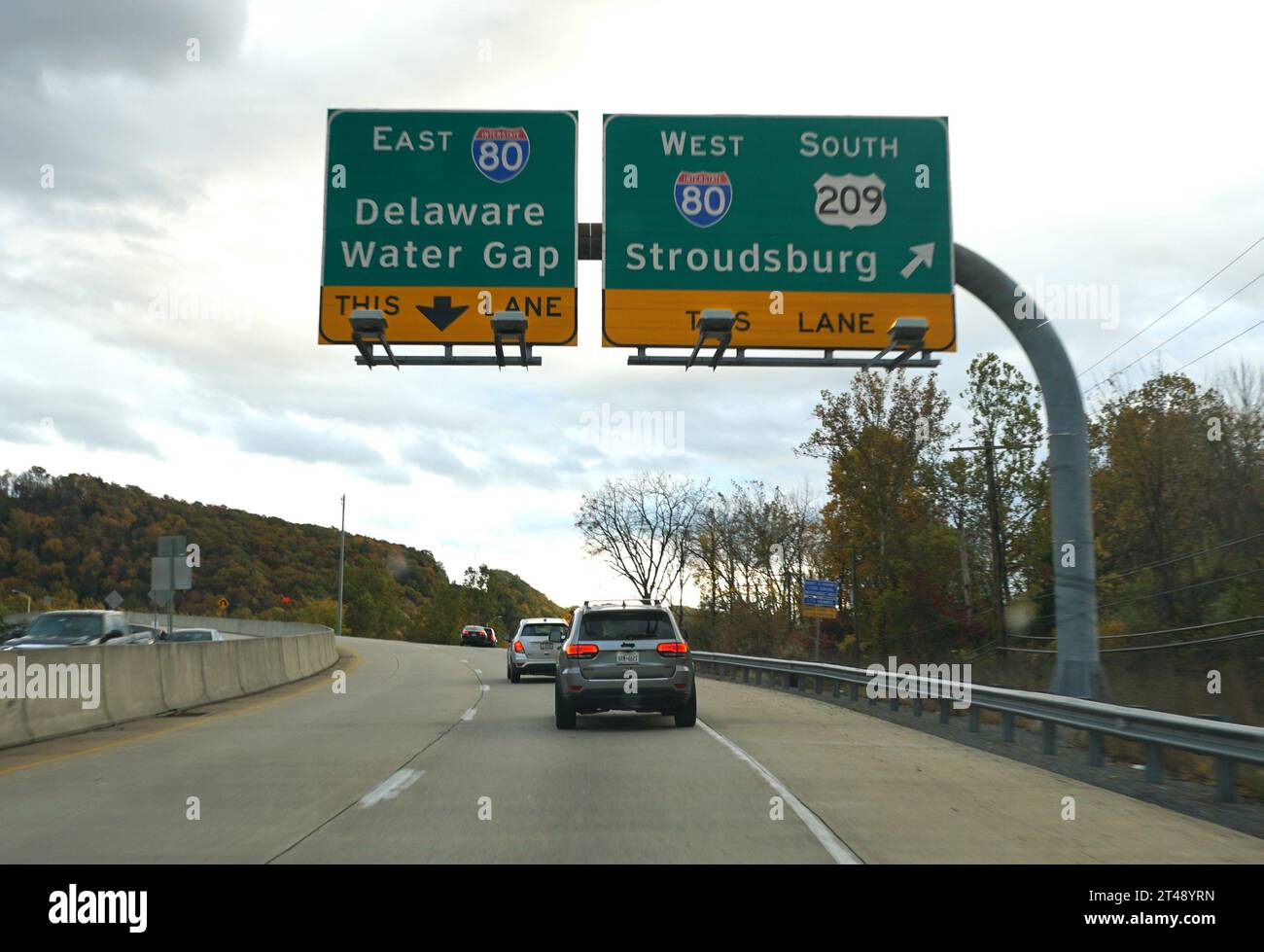 Poconos County, Pennsylvania, U.S.A - October 21, 2023 - A road sign of the Interstate 80 splits into Delaware Water Gap, Stroudsburg and 209 South Stock Photo