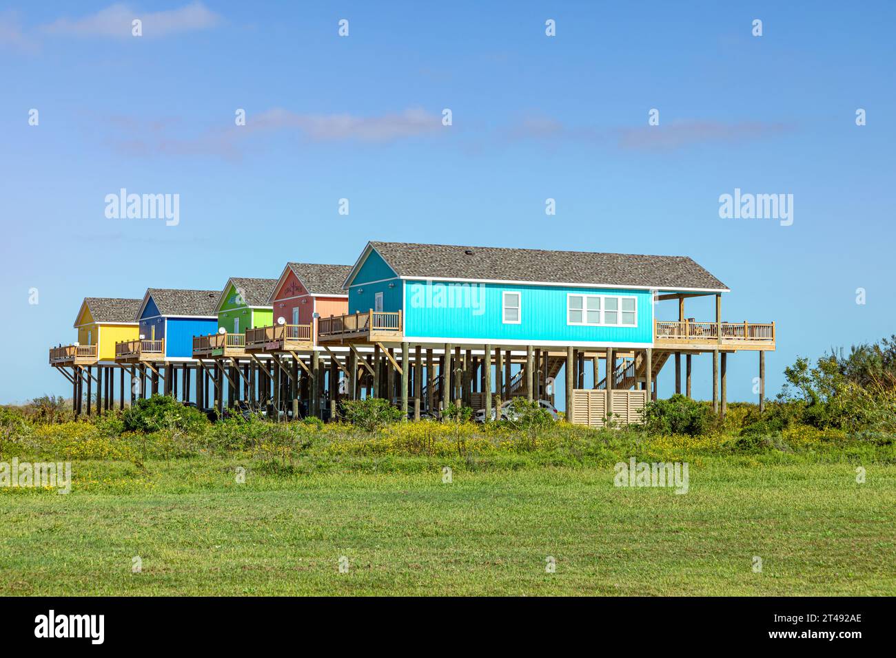 new beach houses at Port Bolivar on wooden stilts to protect against flooding, Texas, USA Stock Photo