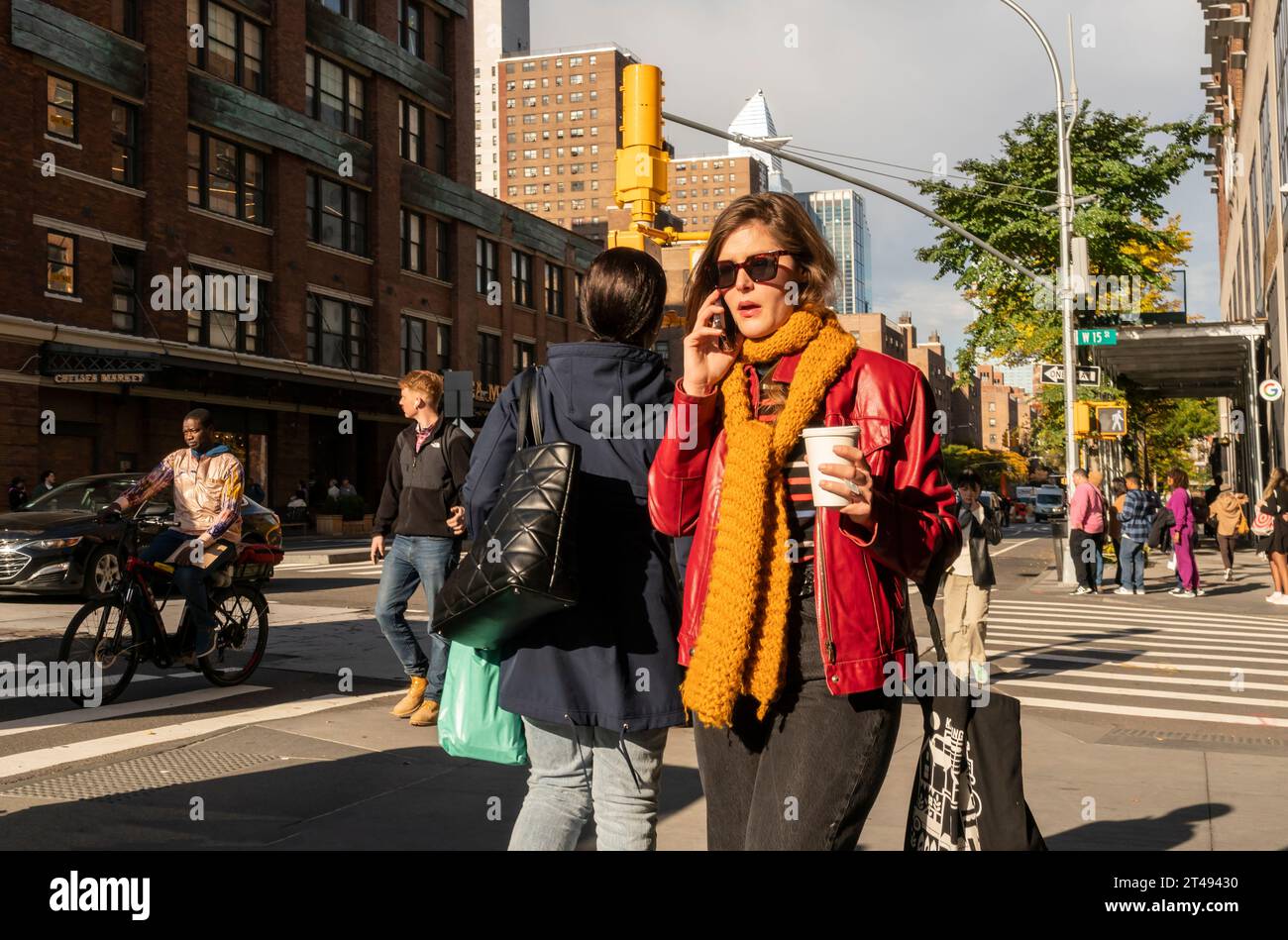 Distracted walker in Chelsea in New York on Tuesday, October 24, 2023. (© Richard B. Levine) Stock Photo