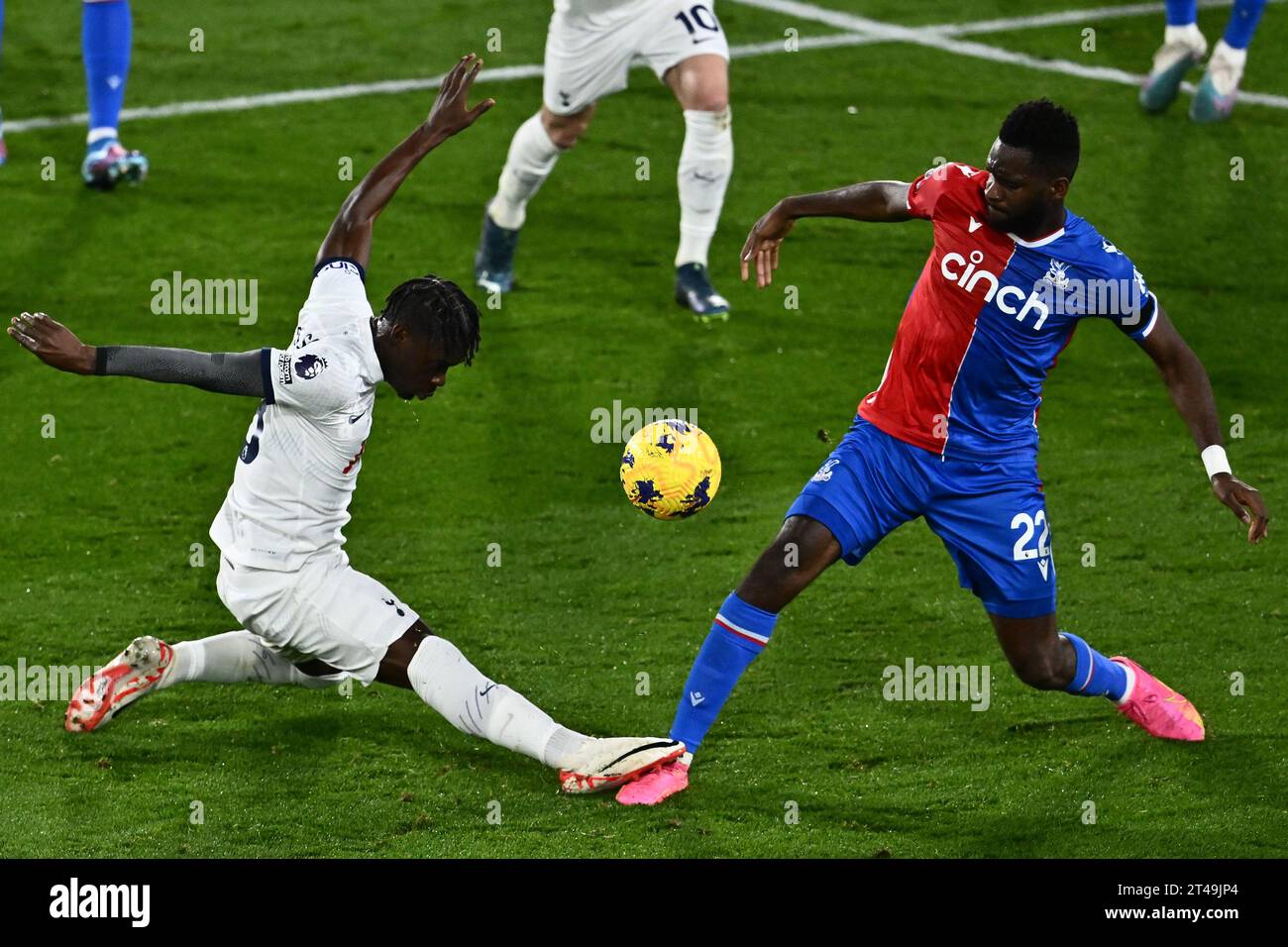 LONDON, ENGLAND - OCTOBER 27: Sam Johnstone, Yves Bissouma During The ...