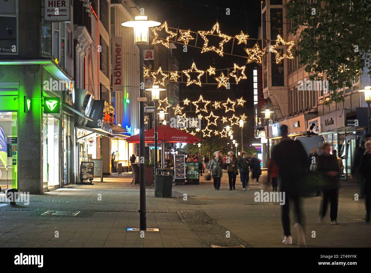 Vorweihachtszeit in der Stadt Die Essener Lichterwochen kurz vor dem Monat November Essen Nordrhein-Westfalen Deutschland Kettwiger Straße *** Pre-Christmas period in the city The Essener Lichterwochen just before the month of November Essen North Rhine Westphalia Germany Kettwiger Straße Credit: Imago/Alamy Live News Stock Photo