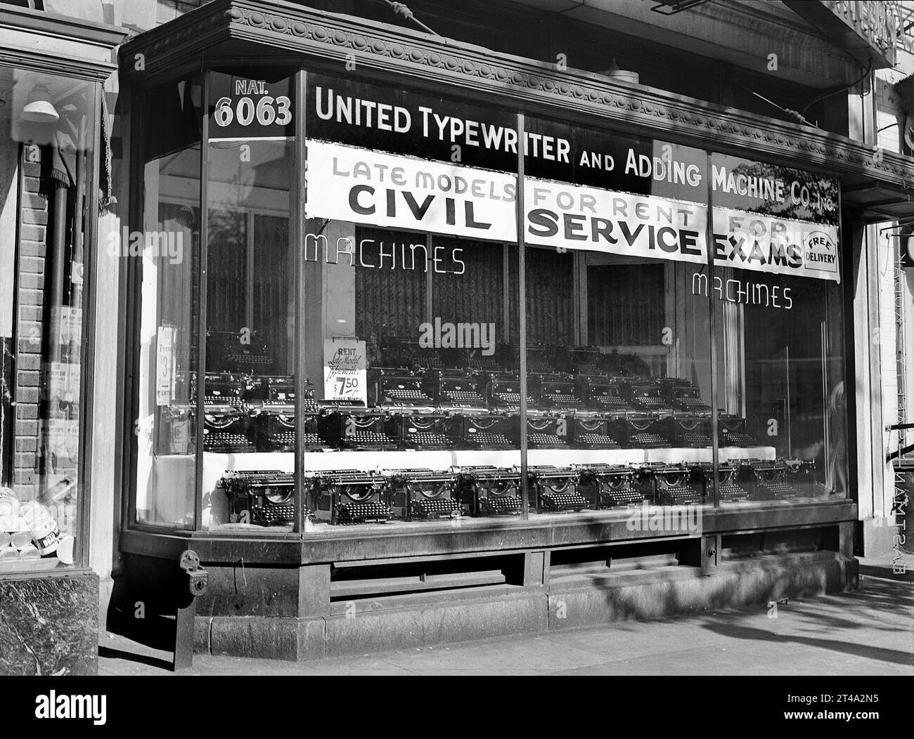 Vintage typewriters store black and white stock photos images alamy