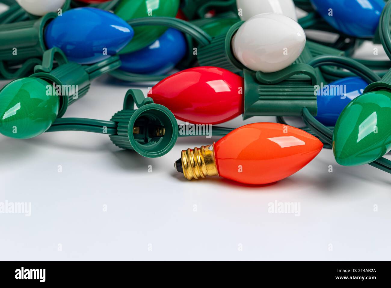 Replacing bad bulb in Christmas string lights. Holiday lighting repair