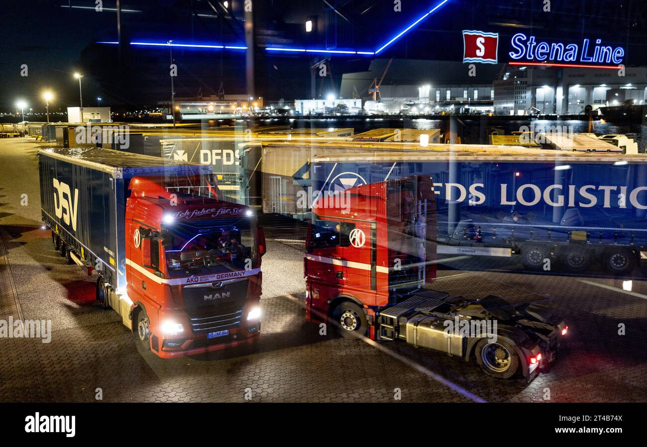 Kiel, Germany. 30th Oct, 2023. Cars and semitrailers for trucks are
