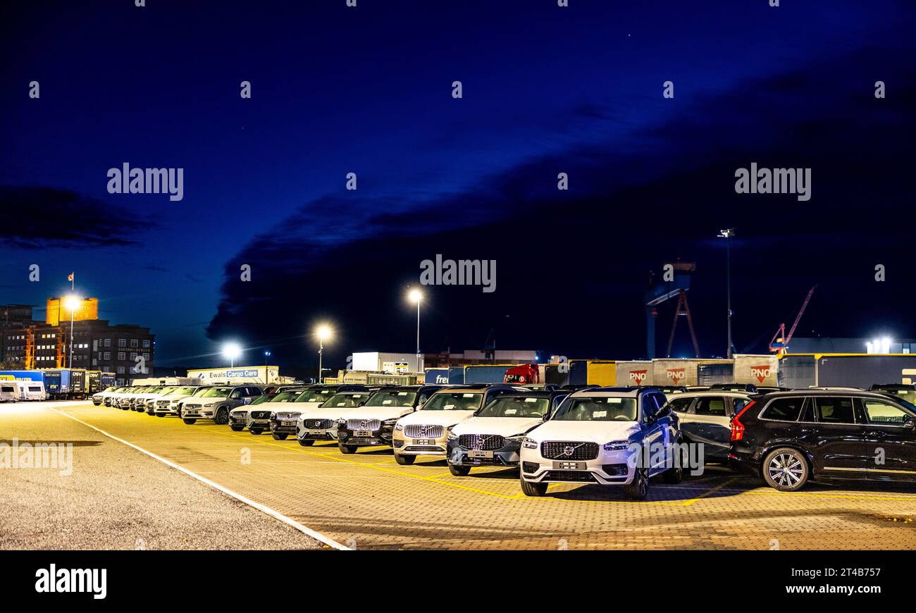 Kiel, Germany. 30th Oct, 2023. Cars and semitrailers for trucks are