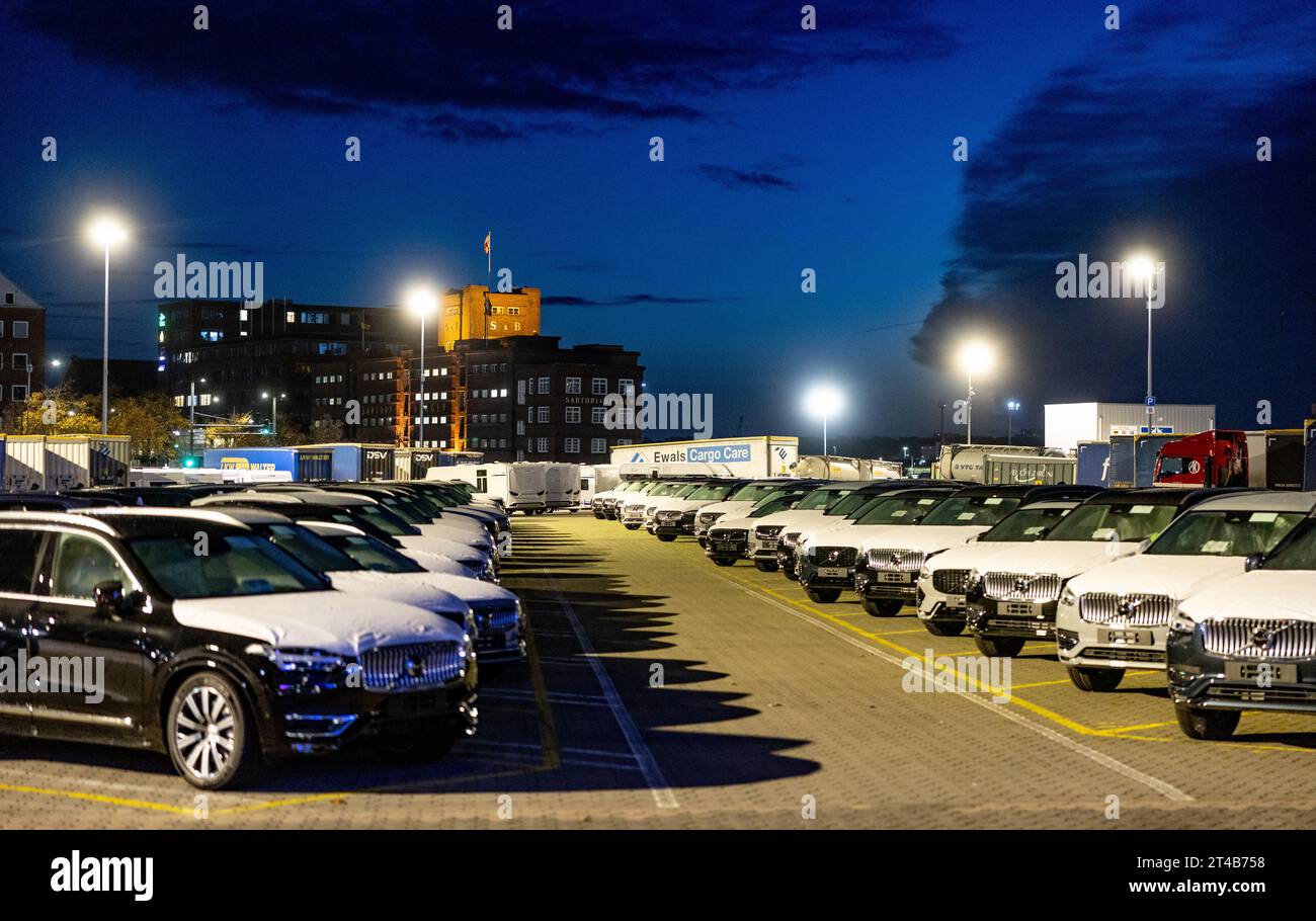 Kiel, Germany. 30th Oct, 2023. Cars and semitrailers for trucks are