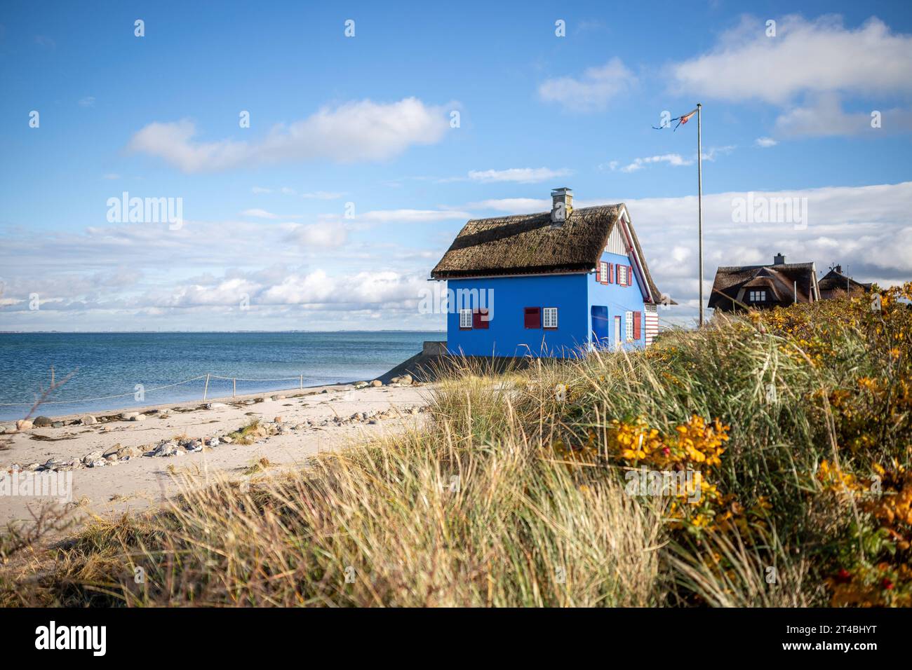 Blaues Ferienhaus am Strand von Heiligenhafen mit Blick auf die Ostsee