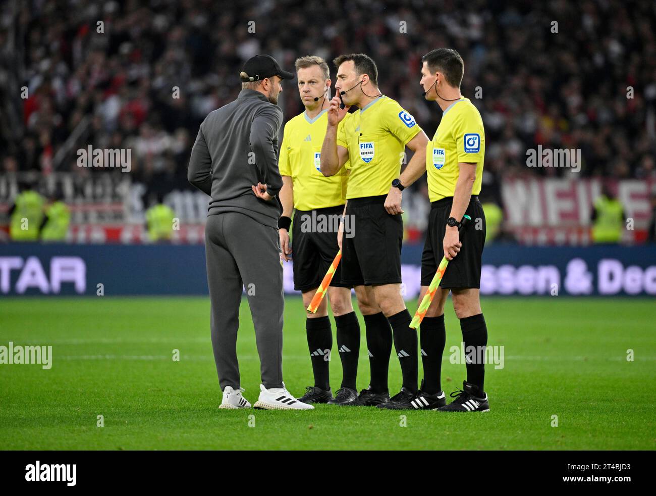 Coach Sebastian Hoeness VfB Stuttgart in conversation Discussion with referee Referee Felix Zwayer, linesman Assistant referee Stefan Lupp, linesman Stock Photo