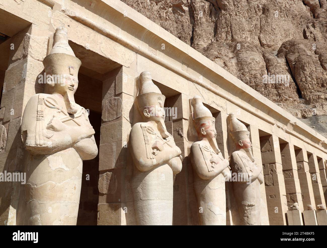Statues of Queen Hatshepsut at entrance of Deir el-Bahari (Deir el-Bahri) the Mortuary Temple of Hatshepsut  in Valley of the Kings, Western Thebes, L Stock Photo