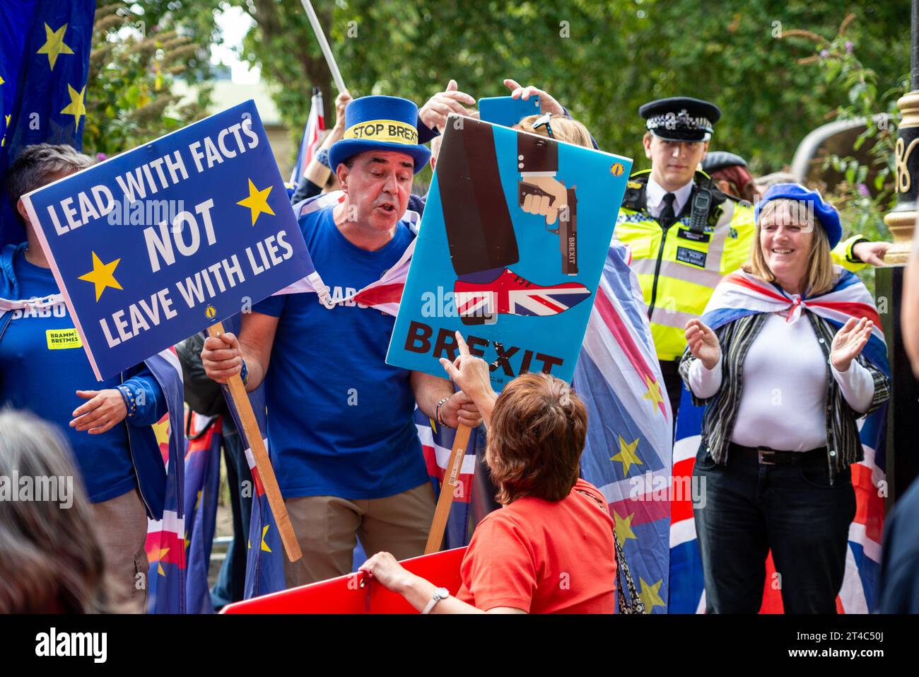 Steve Bray arguing with Brexiteer as Parliament resumed after summer recess with new government debating No Deal Brexit and prorogue. Brexit sides Stock Photo