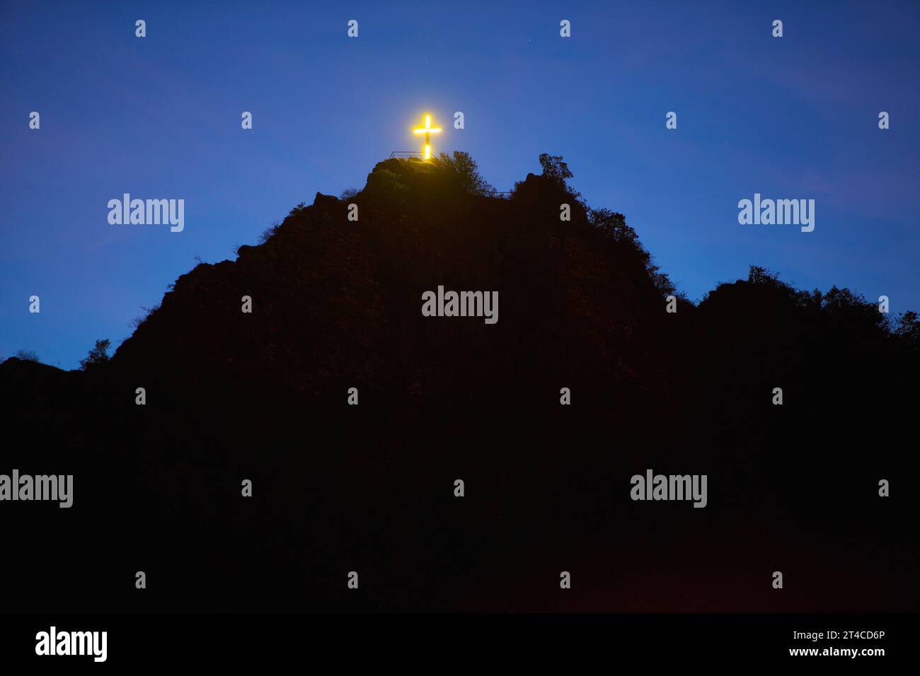 Illuminated cross on the Pinnerkreuz lookout peak in the evening, Germany, Rhineland-Palatinate, Cochem Stock Photo