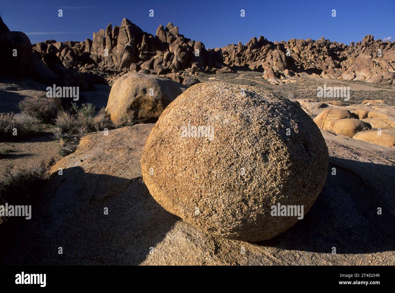 Alabama Hills boulder Alabama - Alabama Hills Boulder Alabama Hills Recreation Area Bishop District Bureau Of Land Management California 2T4D2HR 