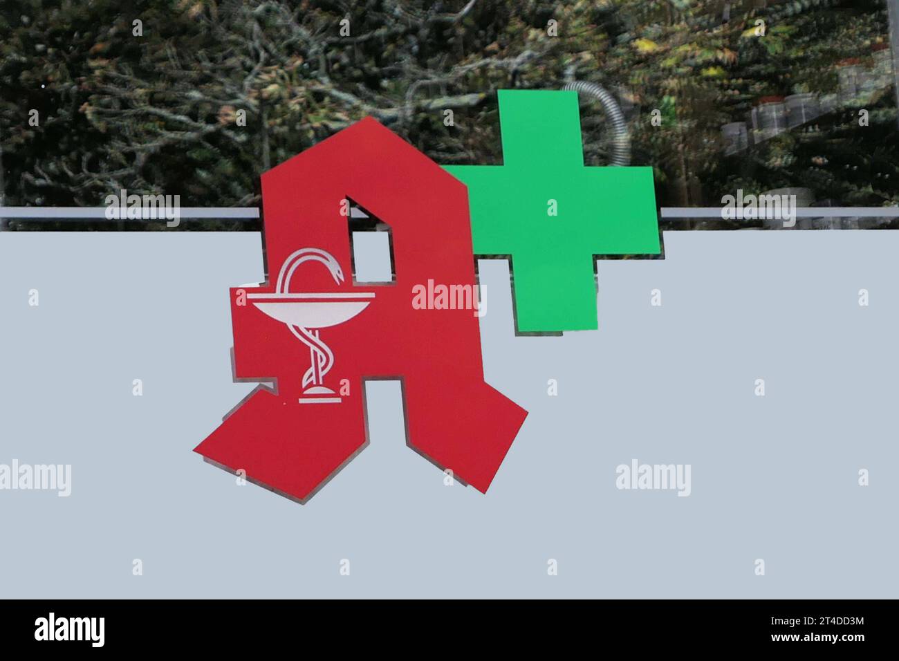 Apotheken Emblem und Grünes Kreuz - gesehen am 15.10.2023 in Cuxhaven ...