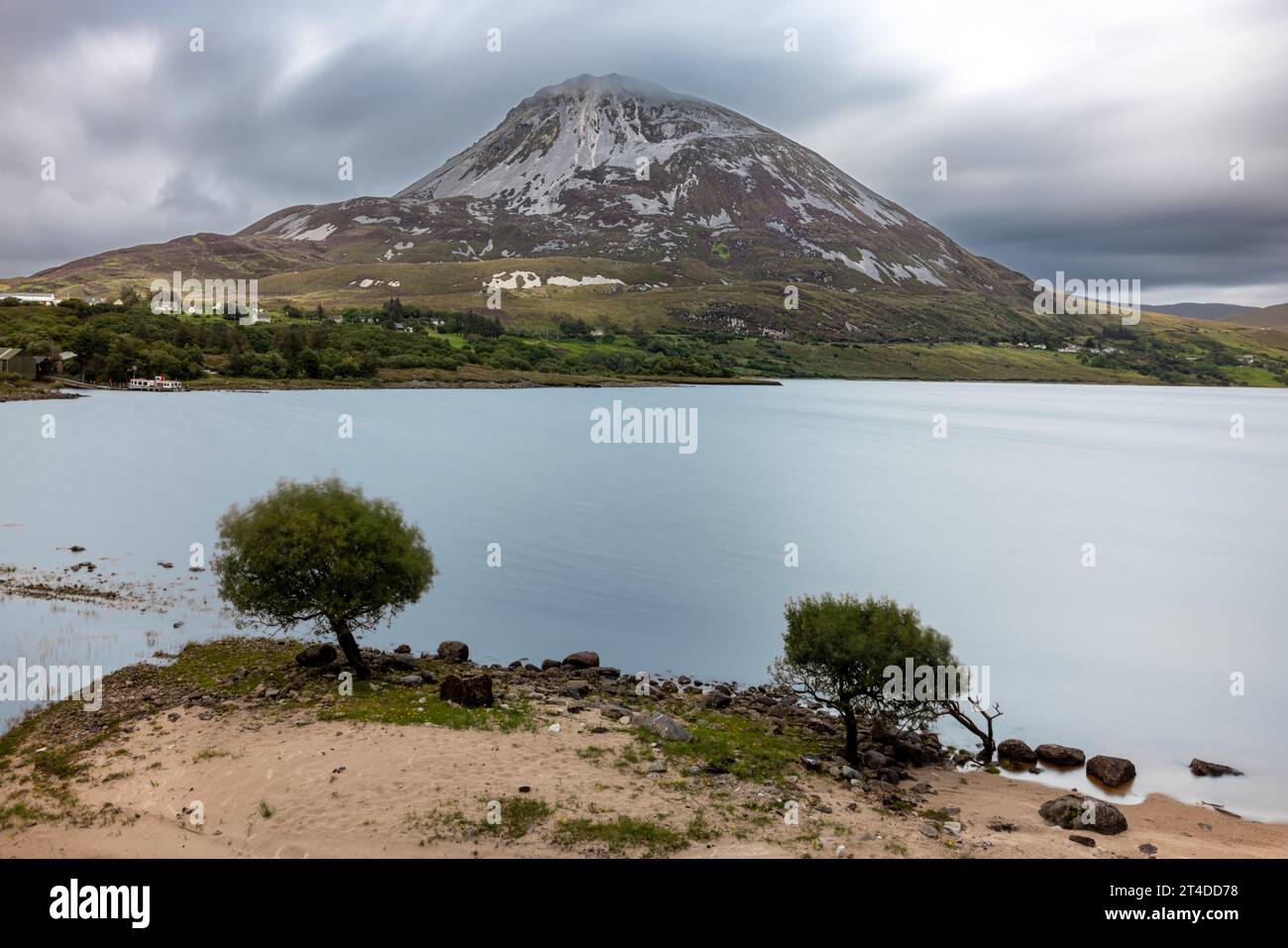 Dunlewey Lough in Ireland, a picturesque lake nestled between the majestic Mount Errigal and the Poisoned Glen. Stock Photo