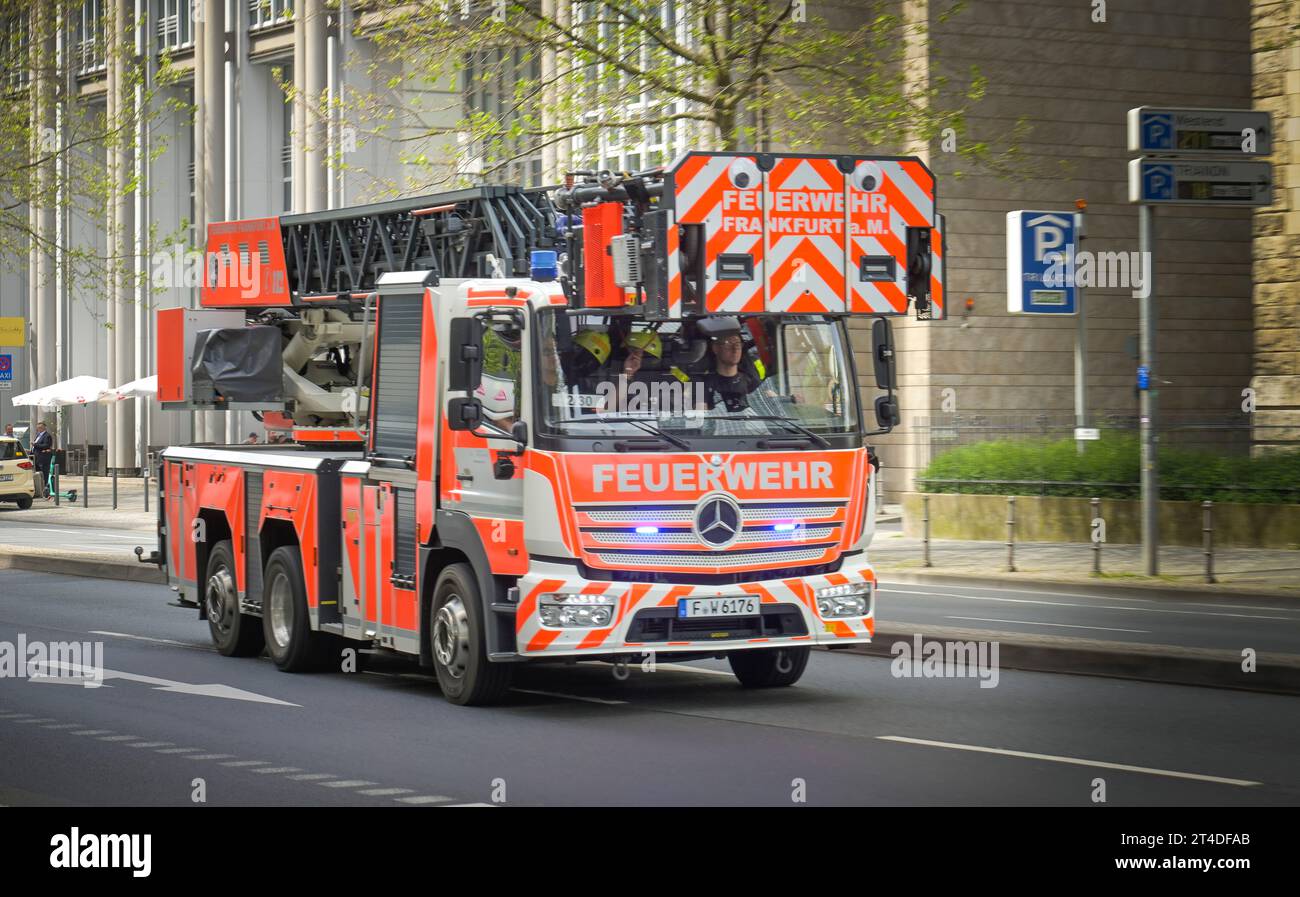 Feuerwehr-Auto im Einsatz, Frankfurt, Hessen, Deutschland Stock Photo