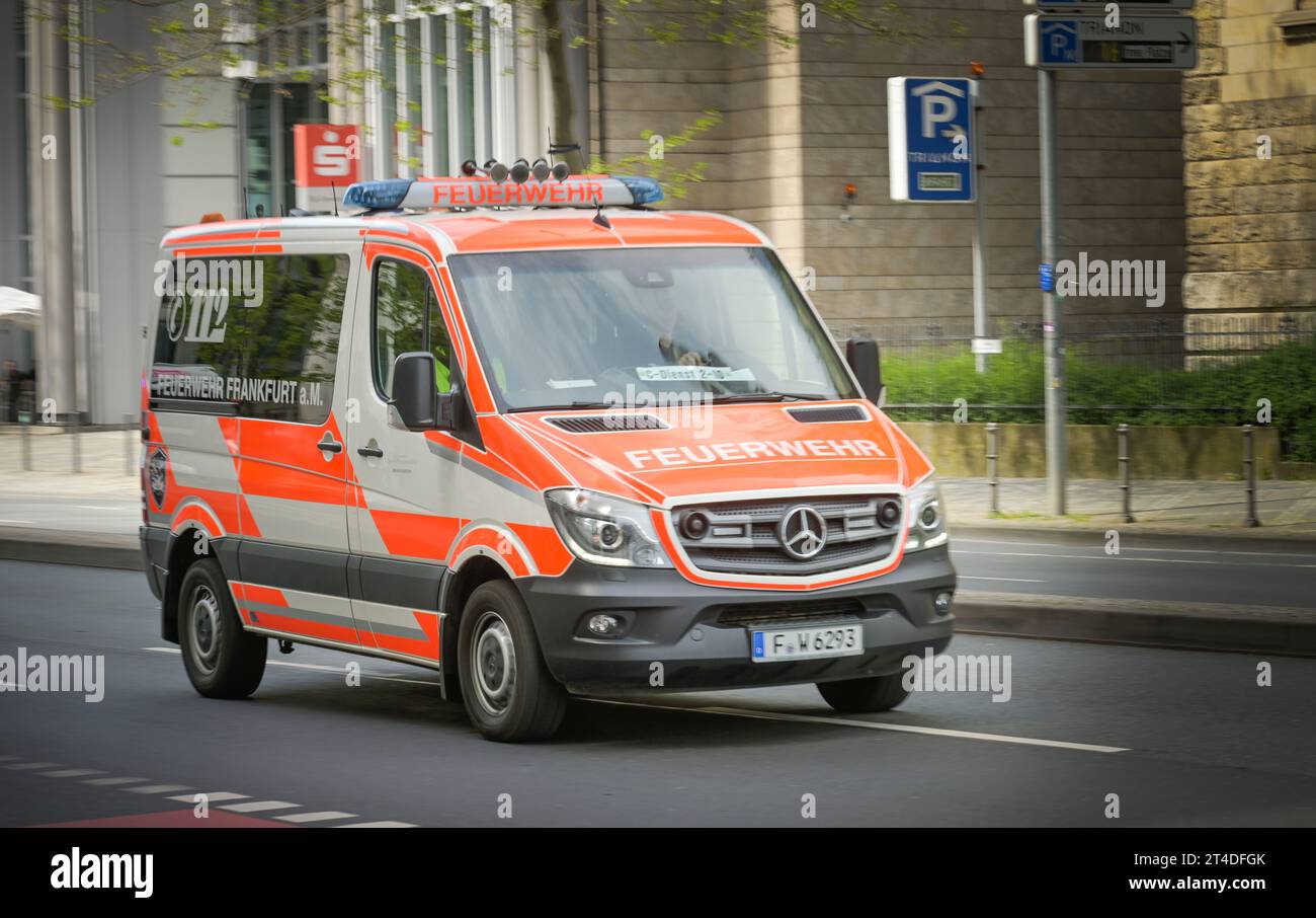 Feuerwehr-Auto im Einsatz, Frankfurt, Hessen, Deutschland Stock Photo