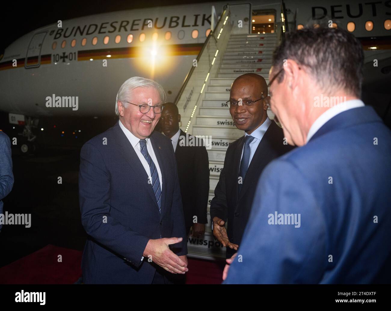 Daressalam, Tanzania. 30th Oct, 2023. German President Frank-Walter Steinmeier (l) is welcomed at Julius Nyerere International Airport in Dar es Salaam by January Makamba (m), Foreign Minister of Tanzania, and Thomas Terstegen, Ambassador of the Federal Republic of Germany to Tanzania. President Steinmeier is visiting the East African countries of Tanzania and Zambia this week. Credit: Bernd von Jutrczenka/dpa/Alamy Live News Stock Photo